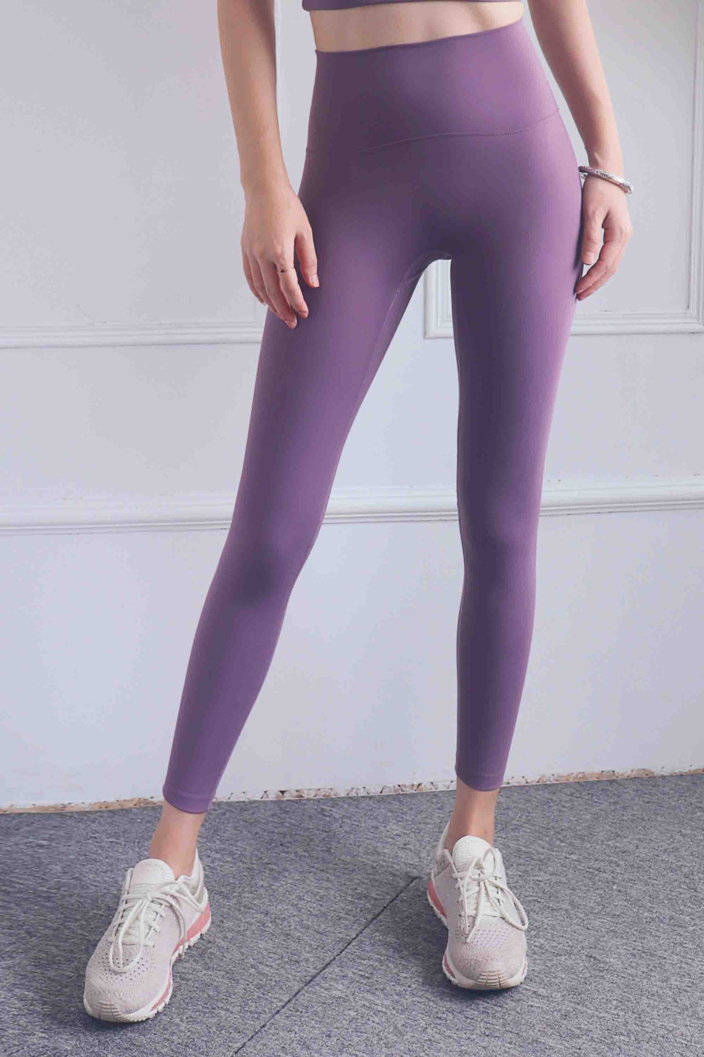CK1204-BR European and American medium-intensity peach hip-lifting sports fitness leggings, seamless and naked feel high-waisted tight yoga pants.
