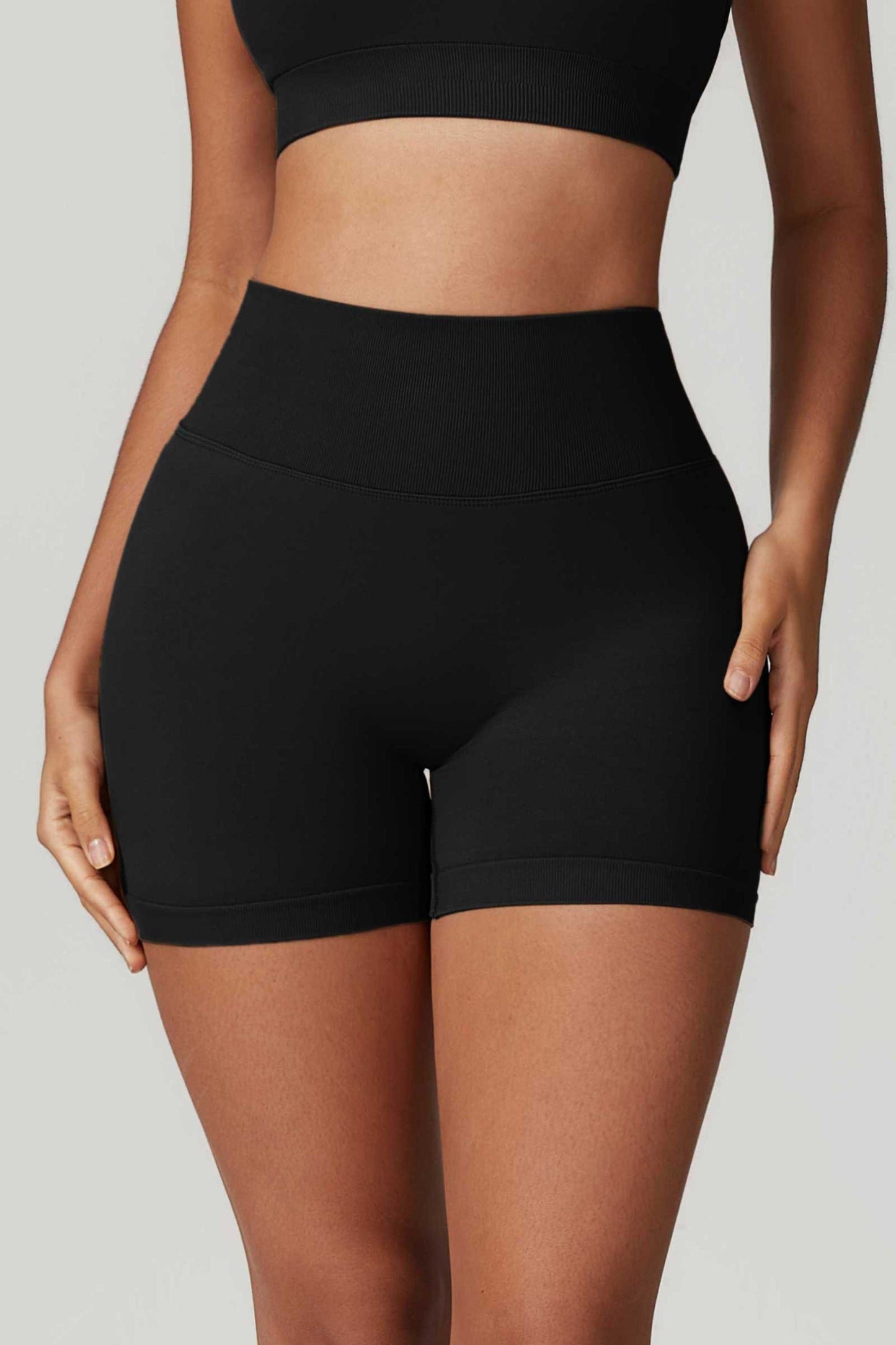 HR7692-2Seamless high-waisted yoga shorts from Europe and America, designed to flatten the stomach and lift the buttocks, suitable for wearing outside for running and other sports activities