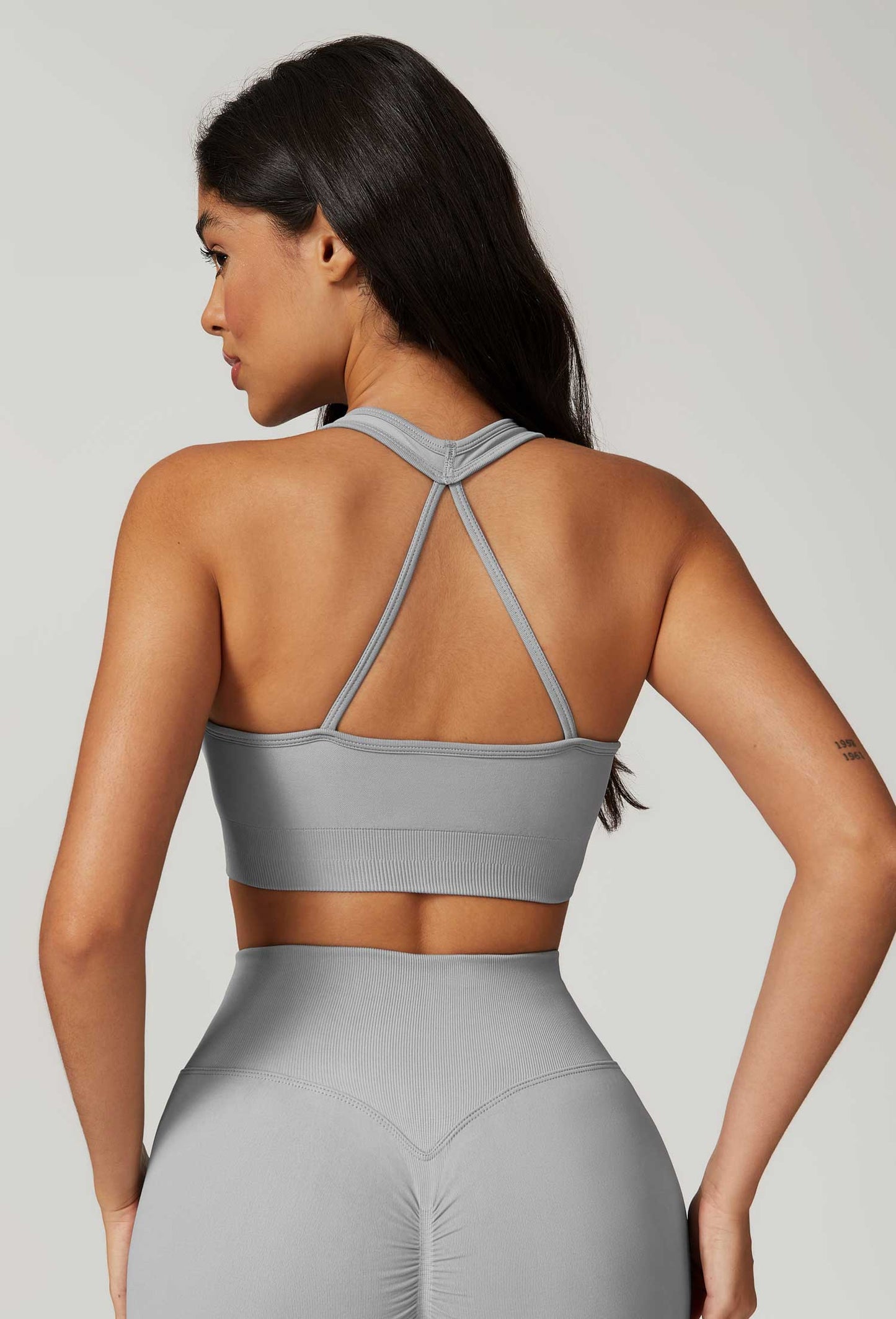 HR7692-1 Quick-drying backless yoga bra with a neck strap, providing a bare sensation for outdoor fitness. This tight-fitting sports underwear is designed for women who enjoy running