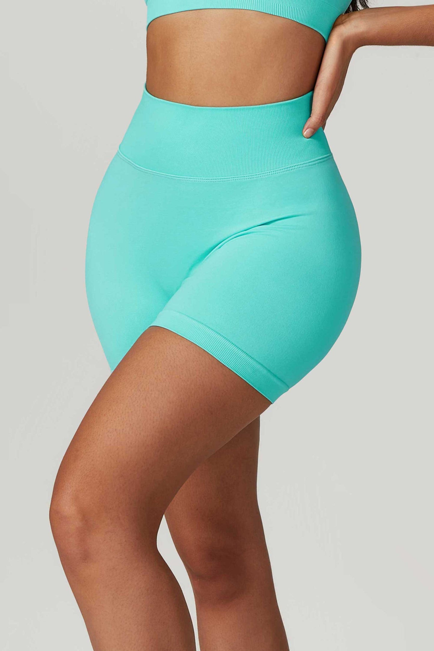 HR7692-2Seamless high-waisted yoga shorts from Europe and America, designed to flatten the stomach and lift the buttocks, suitable for wearing outside for running and other sports activities