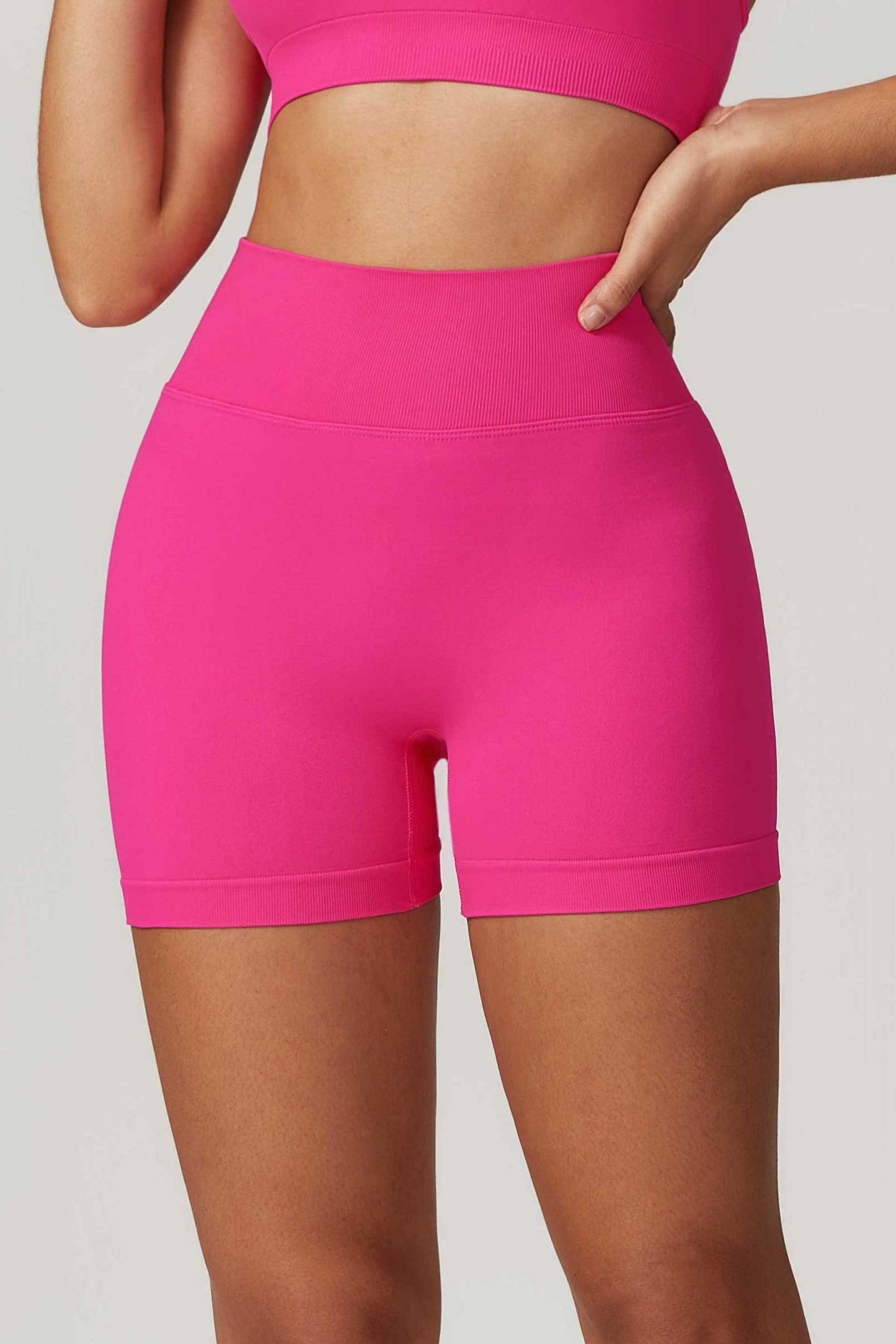 HR7692-2Seamless high-waisted yoga shorts from Europe and America, designed to flatten the stomach and lift the buttocks, suitable for wearing outside for running and other sports activities