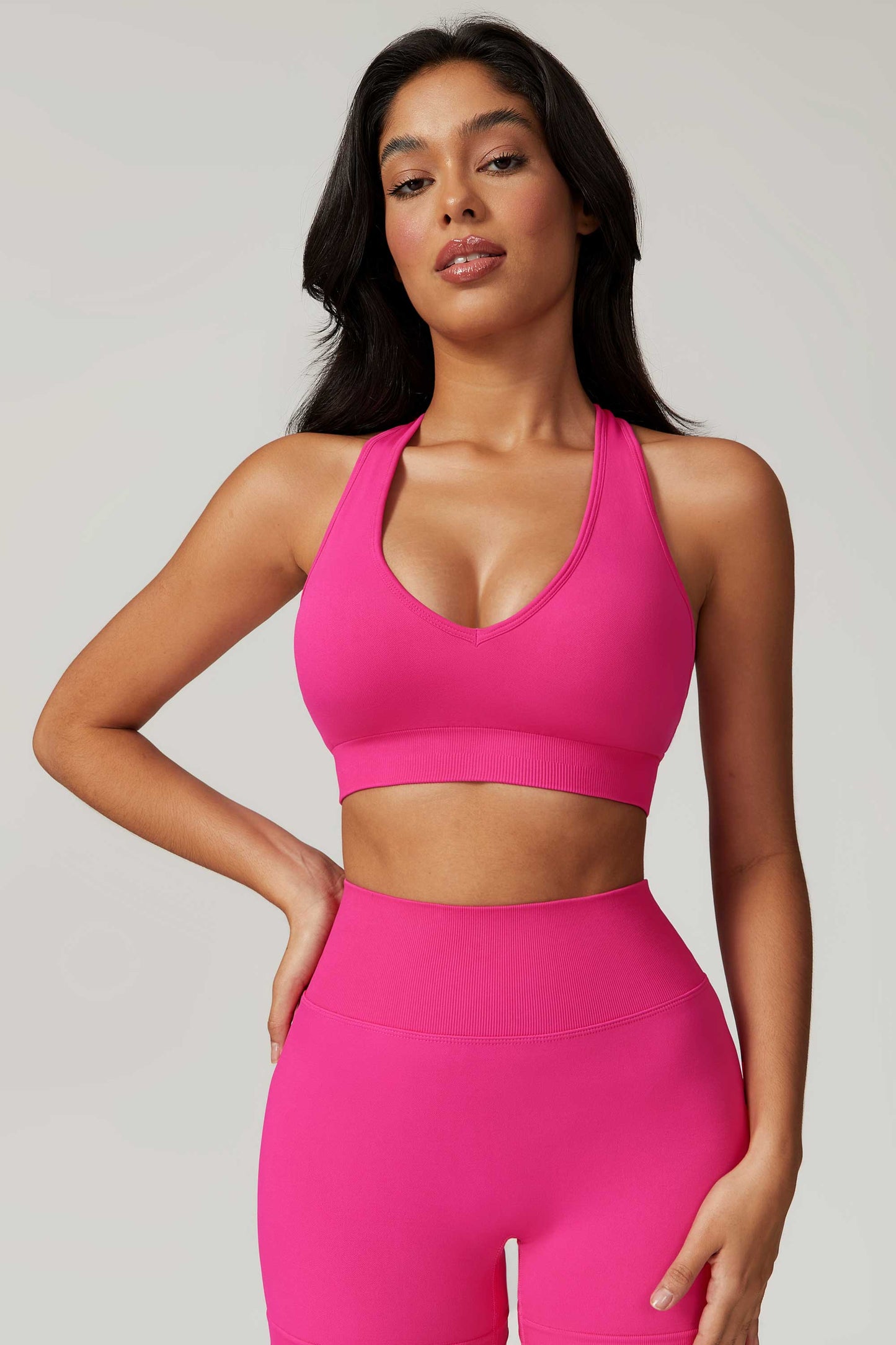 HR7692-1 Quick-drying backless yoga bra with a neck strap, providing a bare sensation for outdoor fitness. This tight-fitting sports underwear is designed for women who enjoy running