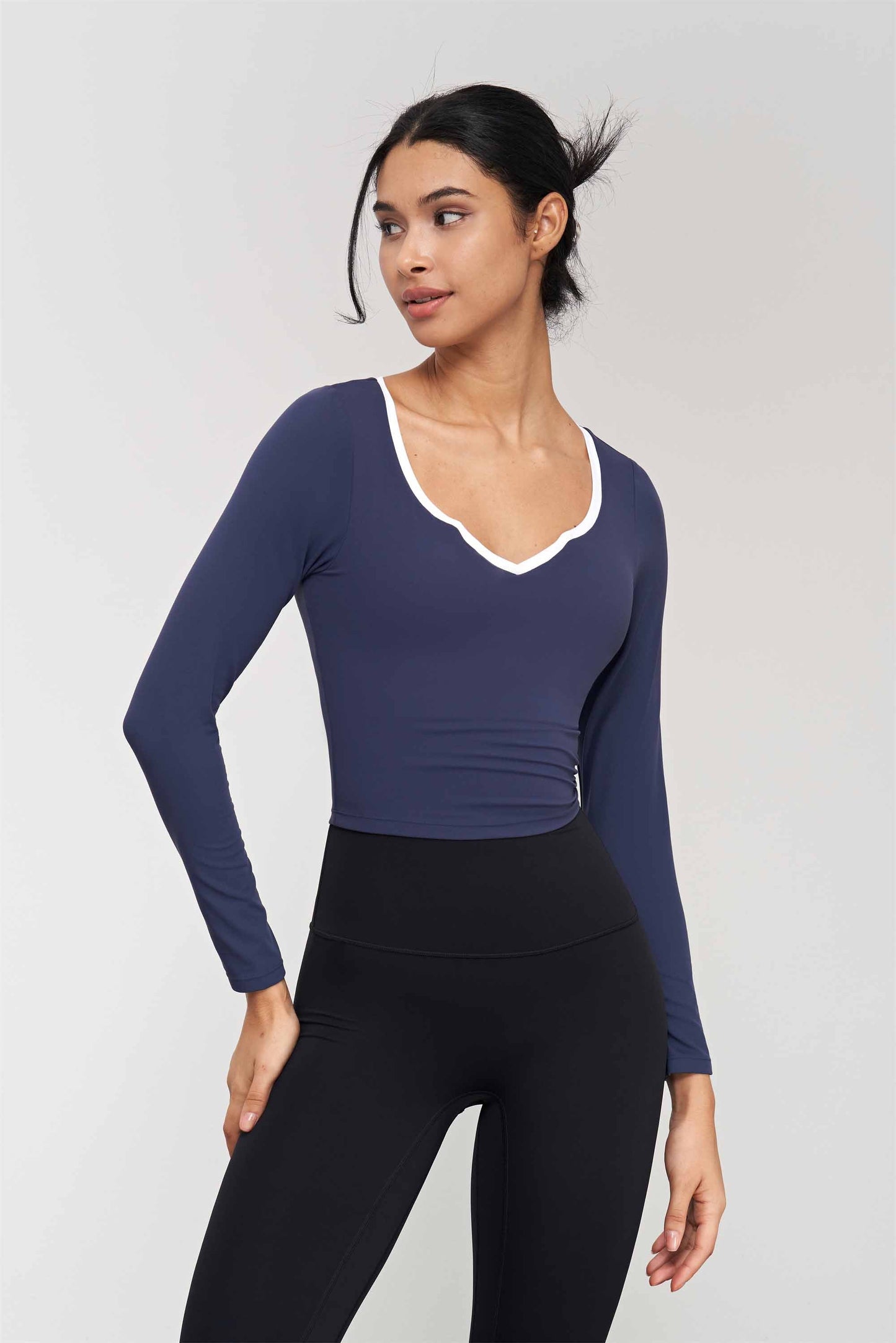 CX1572-NUF color contrast V-neck yoga wear long sleeve with chest pad autumn fitness wear top tight short swing naked yoga T-shirt woman