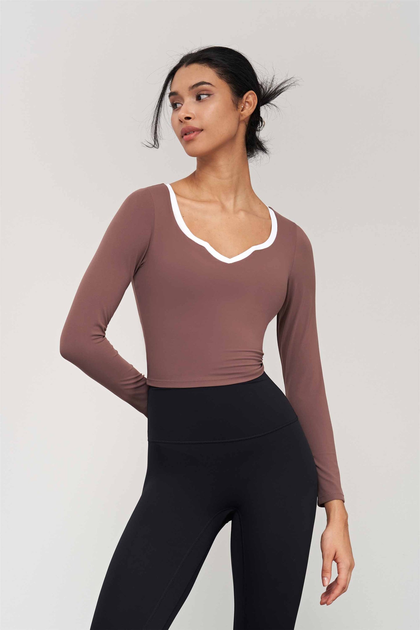 CX1572-NUF color contrast V-neck yoga wear long sleeve with chest pad autumn fitness wear top tight short swing naked yoga T-shirt woman