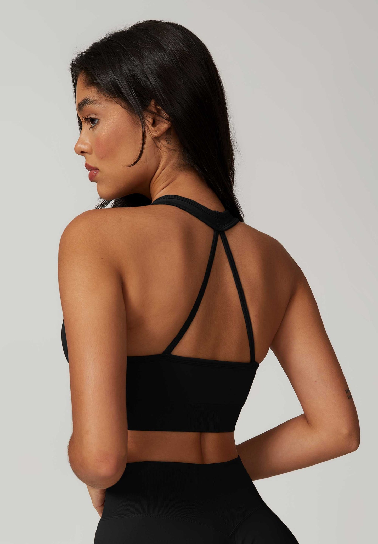 HR7692-1 Quick-drying backless yoga bra with a neck strap, providing a bare sensation for outdoor fitness. This tight-fitting sports underwear is designed for women who enjoy running